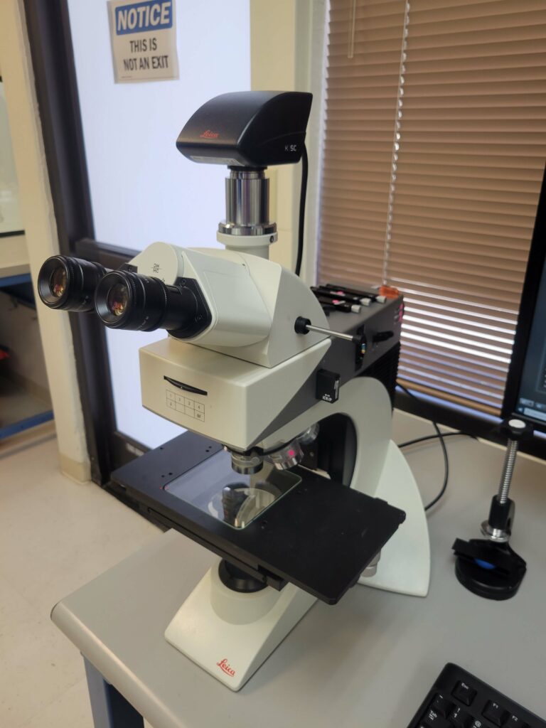 Leica DM2700 M compound optical microscope with Leica K5C digital CMOS camera